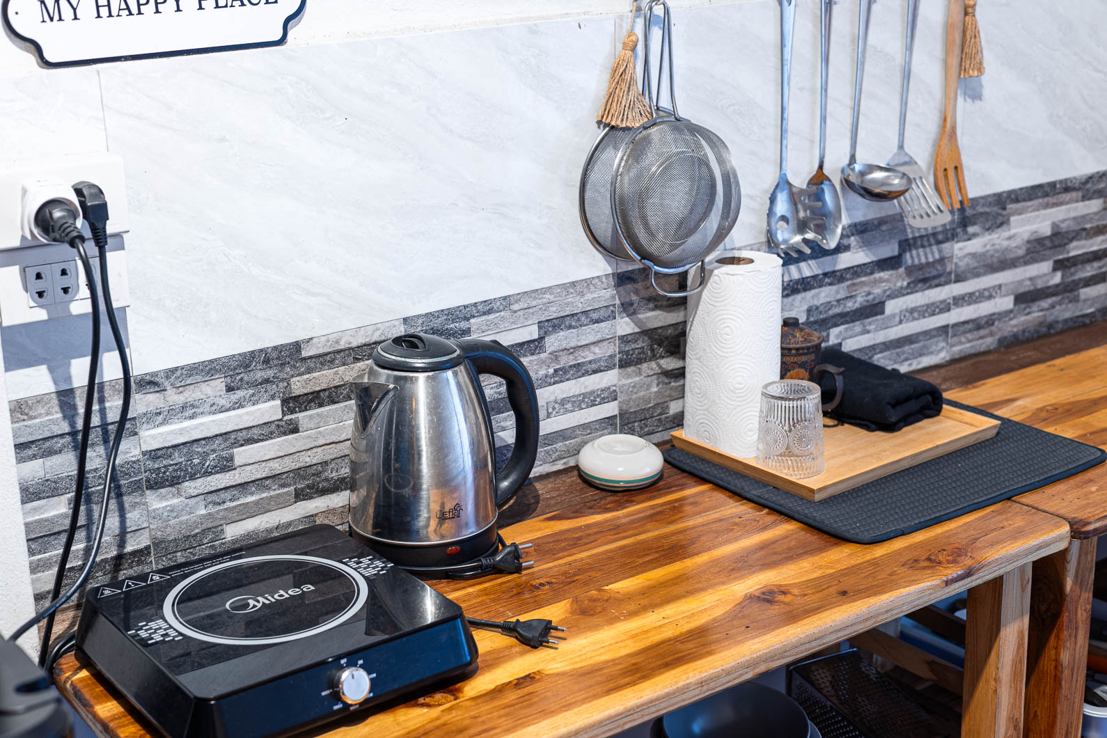 Bungalow-kitchen-counter-detail