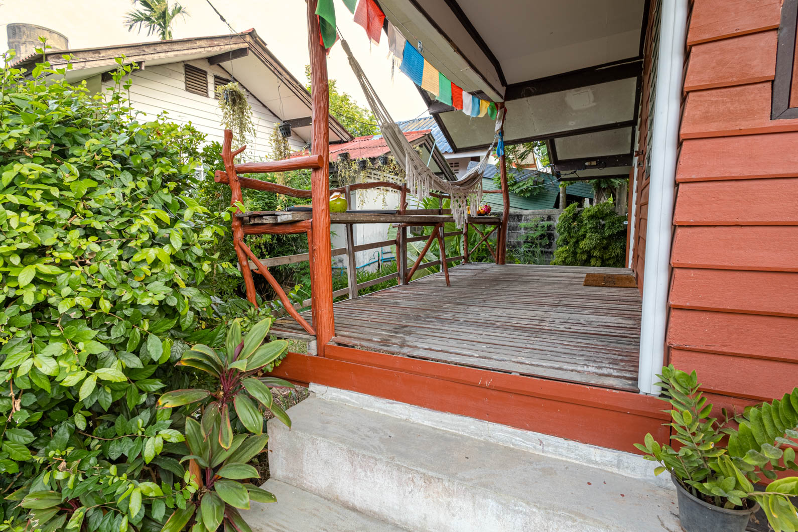 Bungalow-porch-stairs-hammock-red-green