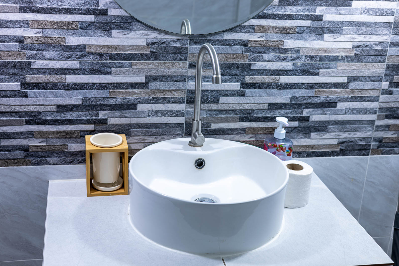 bungalow-bathroom-sink-closeup