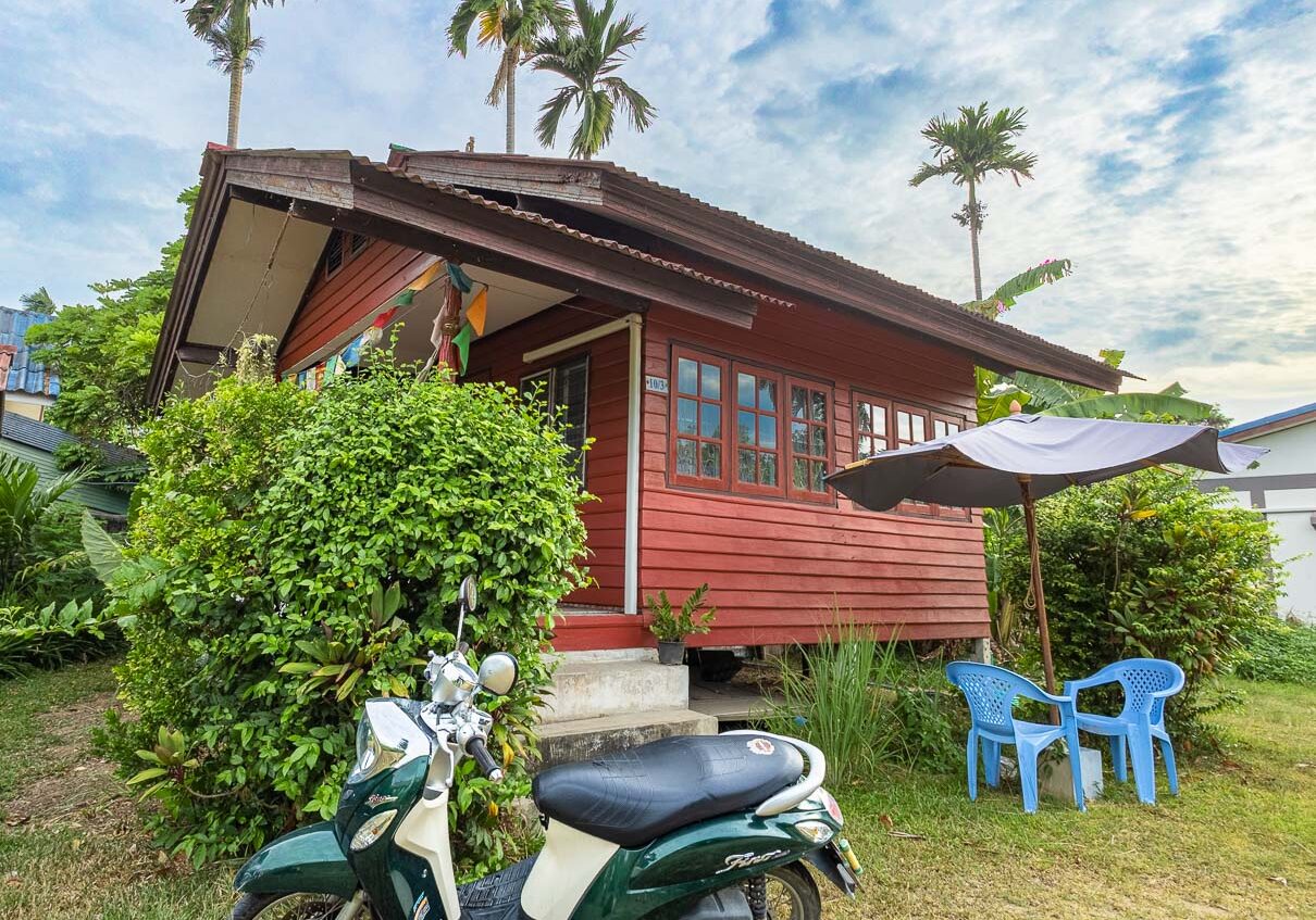bungalow-exterior-red-green-scooter-400m-beach